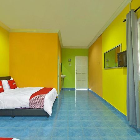 Oyo 90744 Bari Indah Beach Resort Kuala Terengganu Ngoại thất bức ảnh