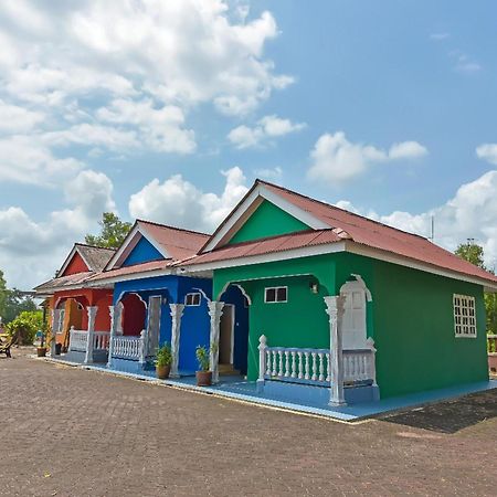 Oyo 90744 Bari Indah Beach Resort Kuala Terengganu Ngoại thất bức ảnh