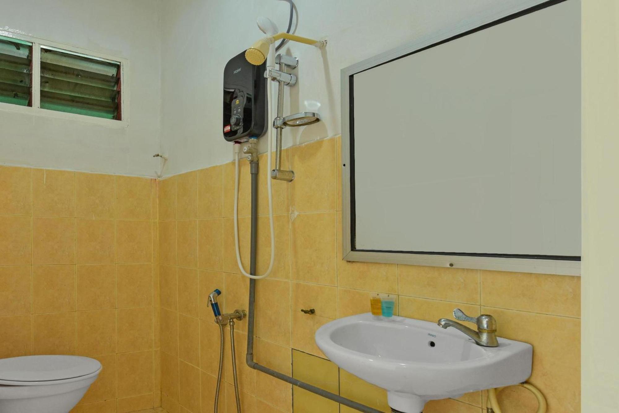 Oyo 90744 Bari Indah Beach Resort Kuala Terengganu Ngoại thất bức ảnh