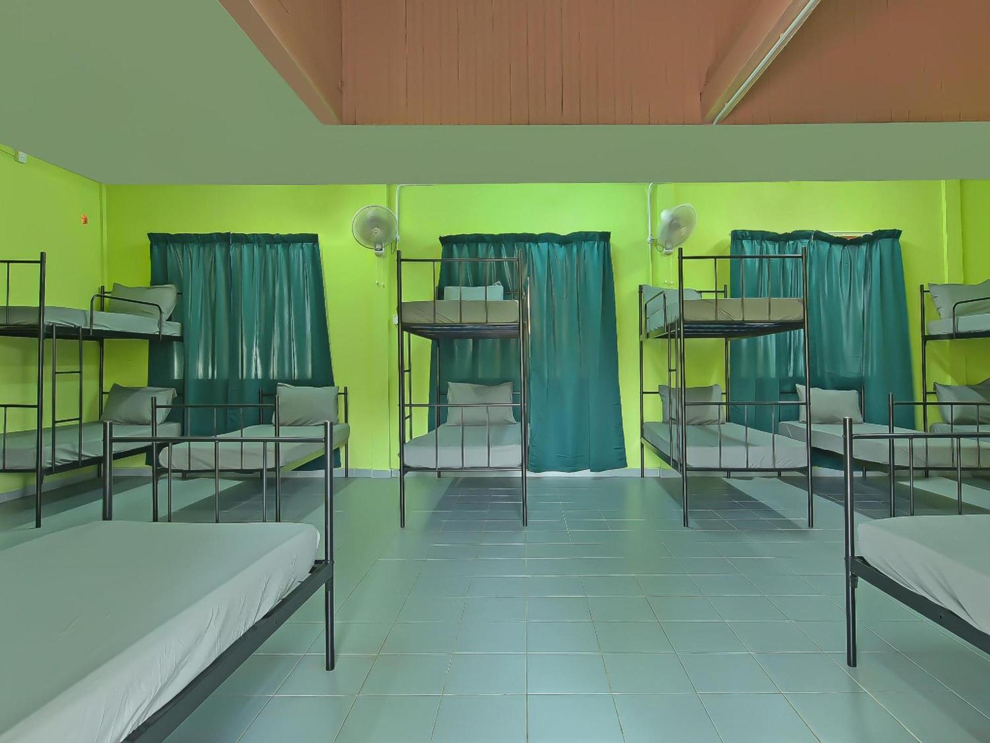 Oyo 90744 Bari Indah Beach Resort Kuala Terengganu Ngoại thất bức ảnh