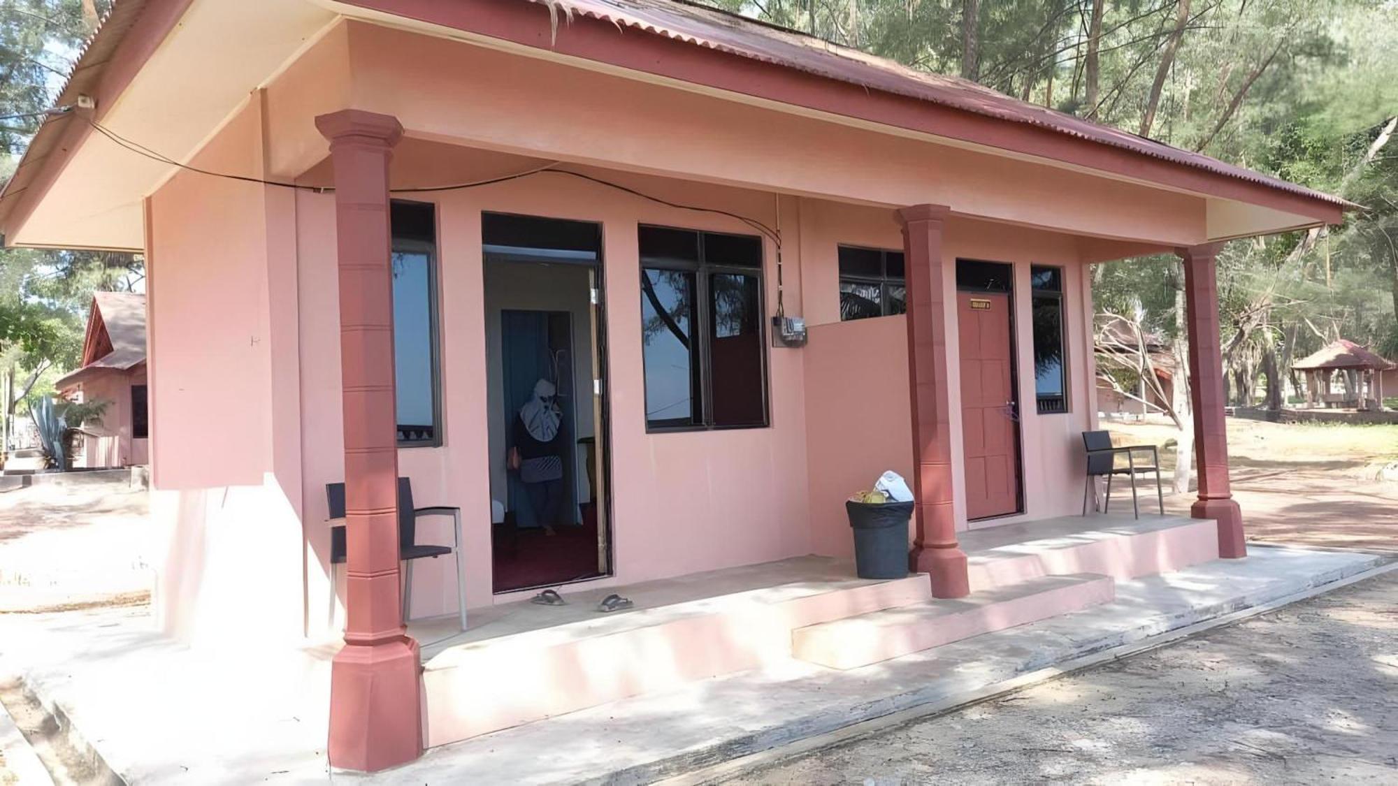 Oyo 90744 Bari Indah Beach Resort Kuala Terengganu Ngoại thất bức ảnh