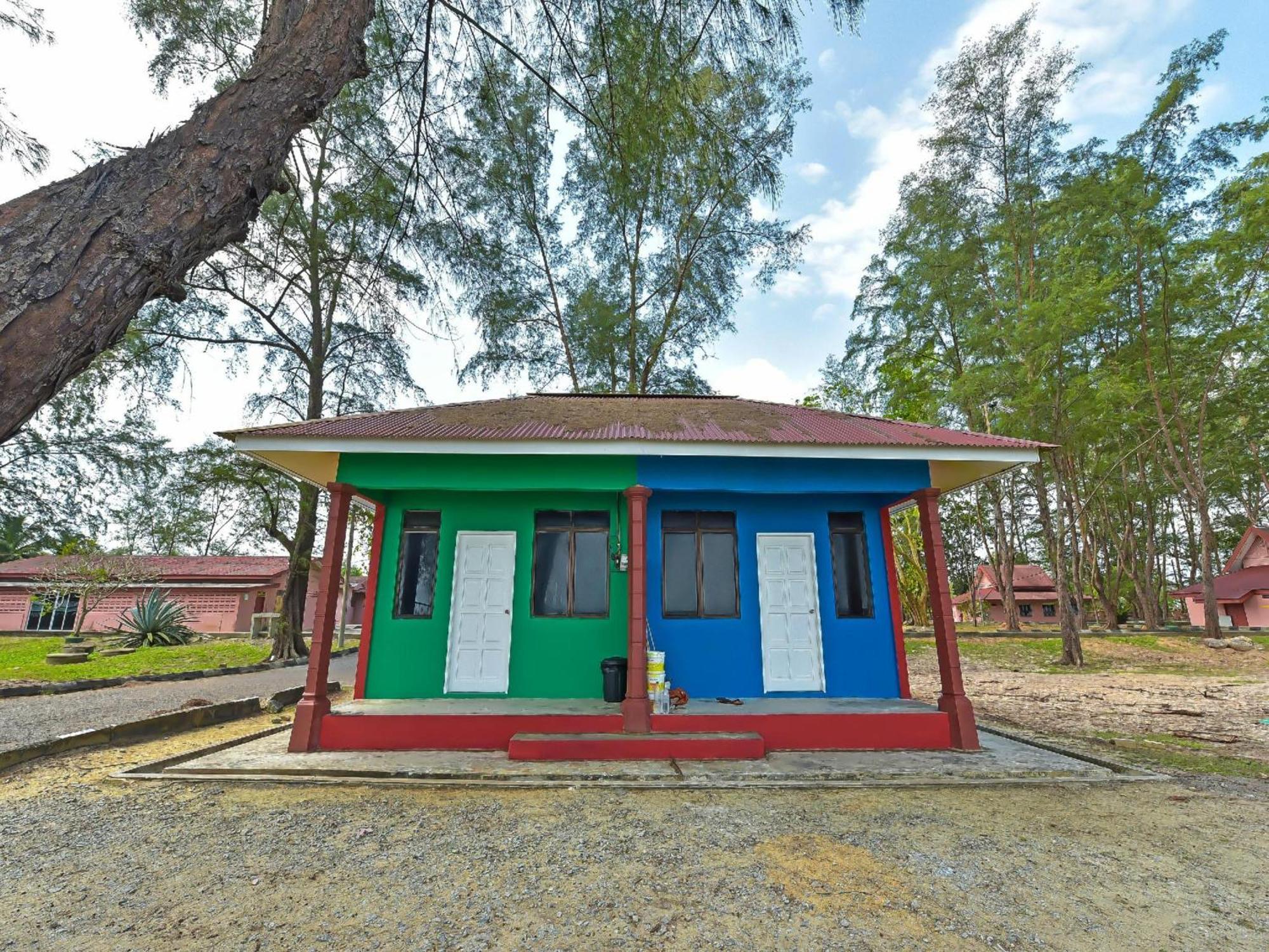 Oyo 90744 Bari Indah Beach Resort Kuala Terengganu Ngoại thất bức ảnh