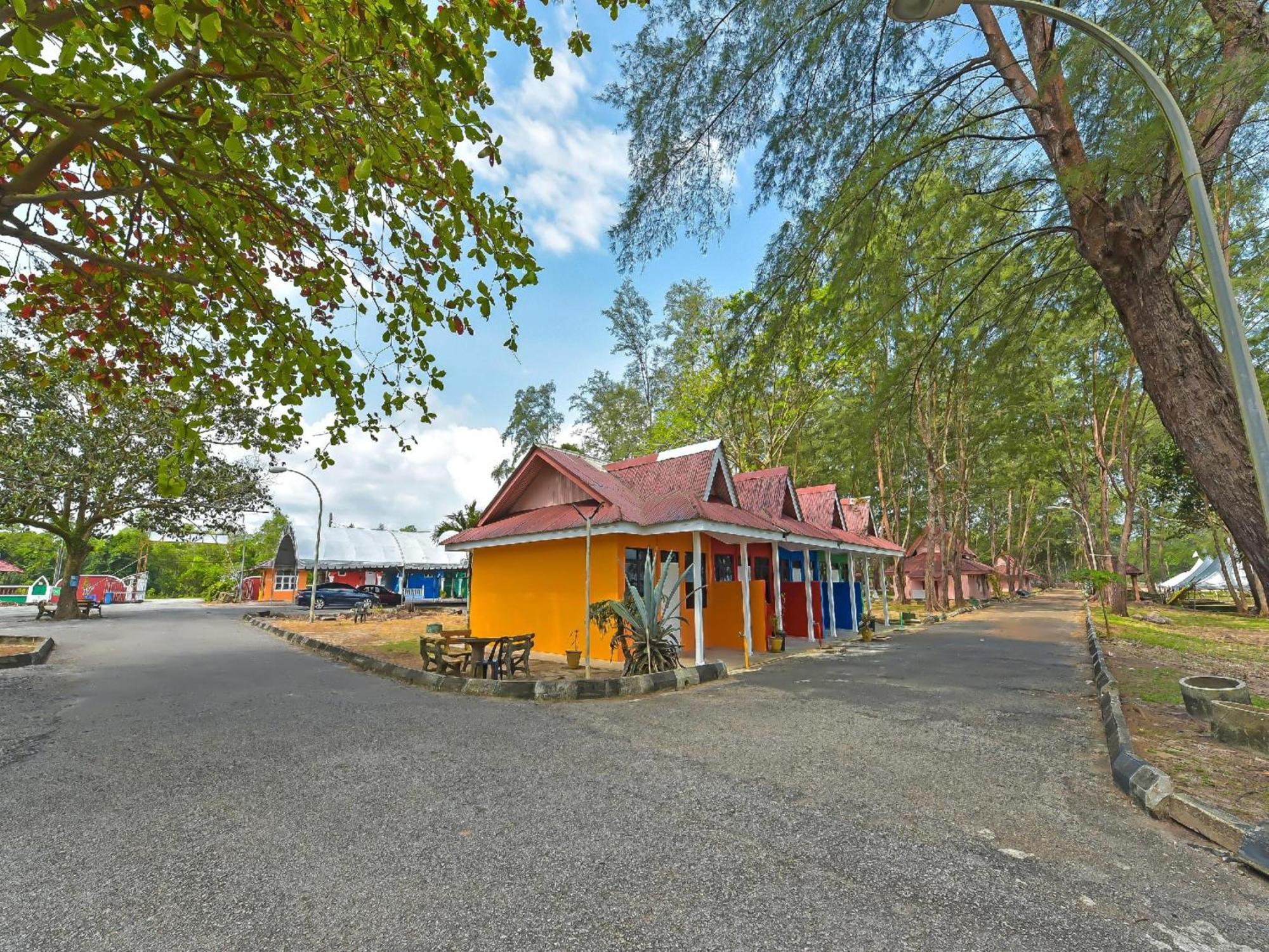 Oyo 90744 Bari Indah Beach Resort Kuala Terengganu Ngoại thất bức ảnh