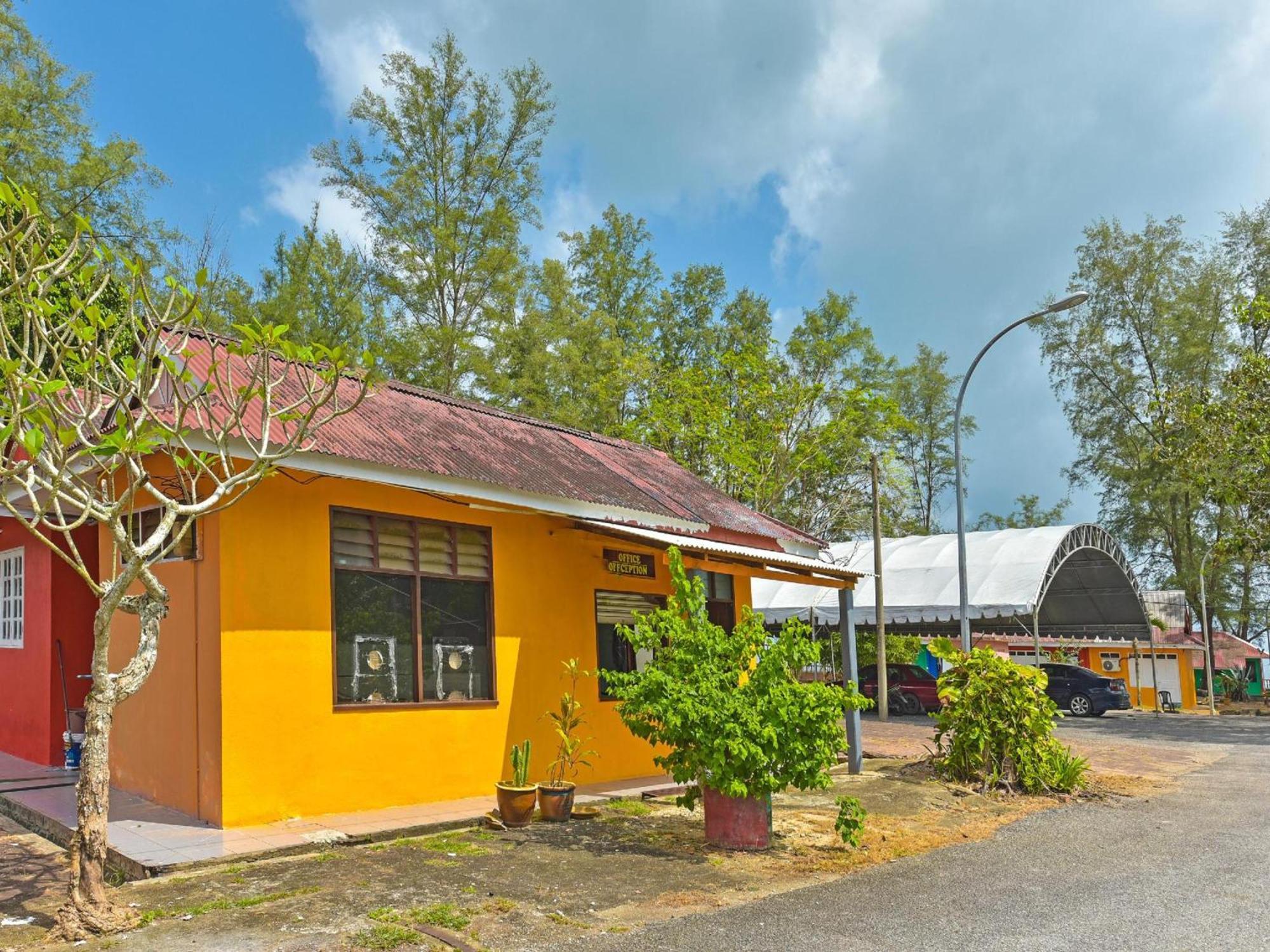 Oyo 90744 Bari Indah Beach Resort Kuala Terengganu Ngoại thất bức ảnh