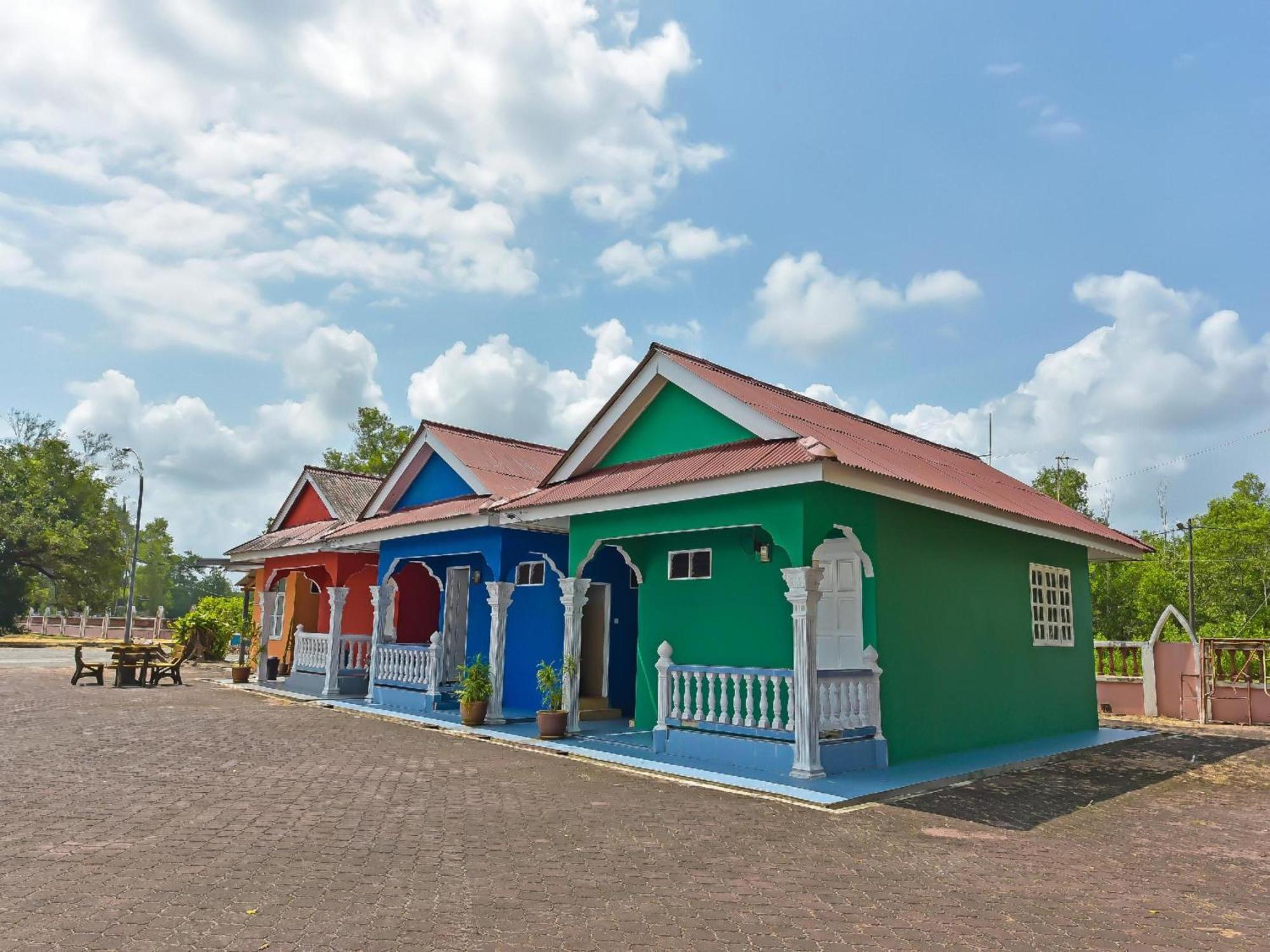Oyo 90744 Bari Indah Beach Resort Kuala Terengganu Ngoại thất bức ảnh