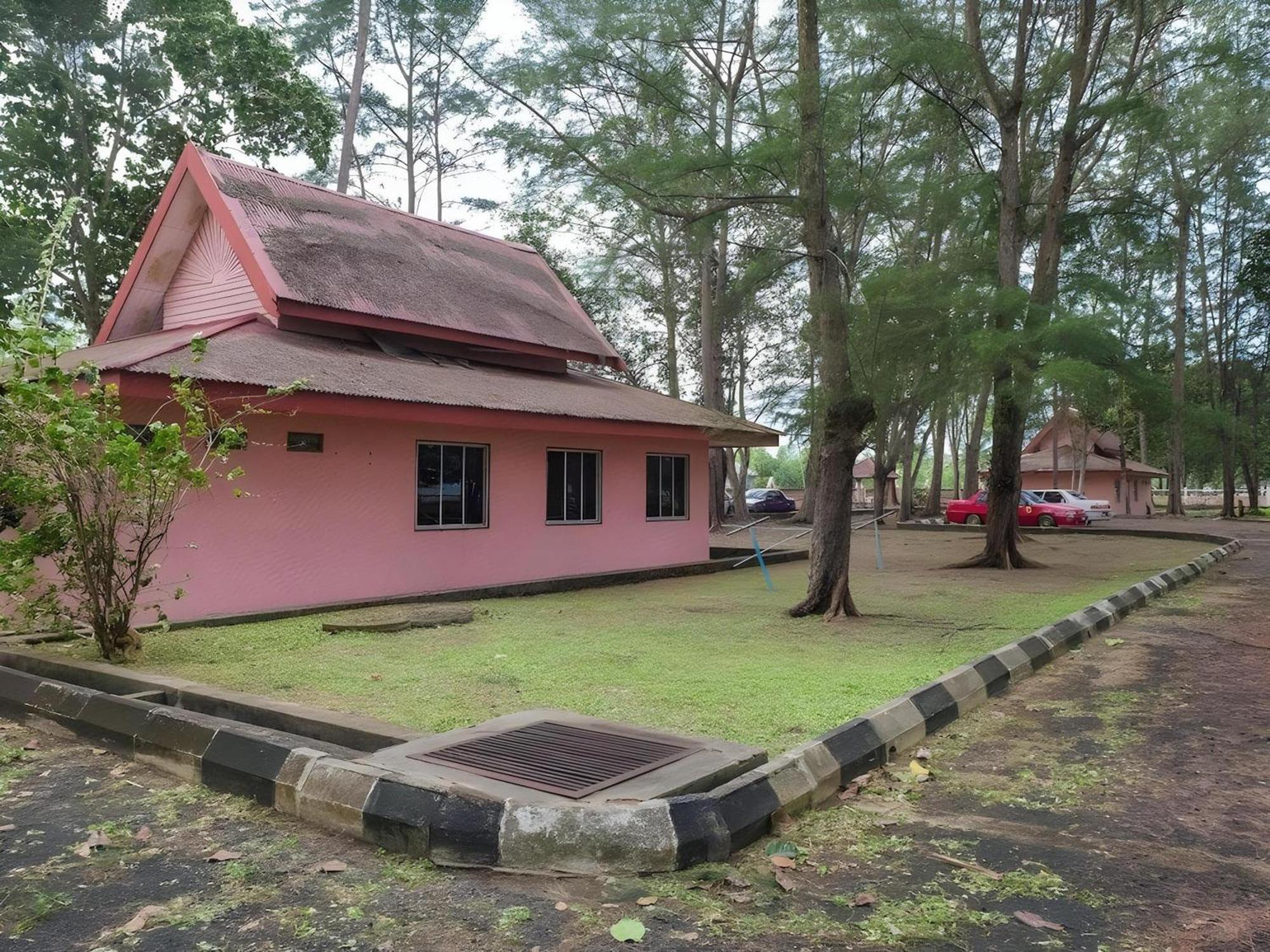Oyo 90744 Bari Indah Beach Resort Kuala Terengganu Ngoại thất bức ảnh