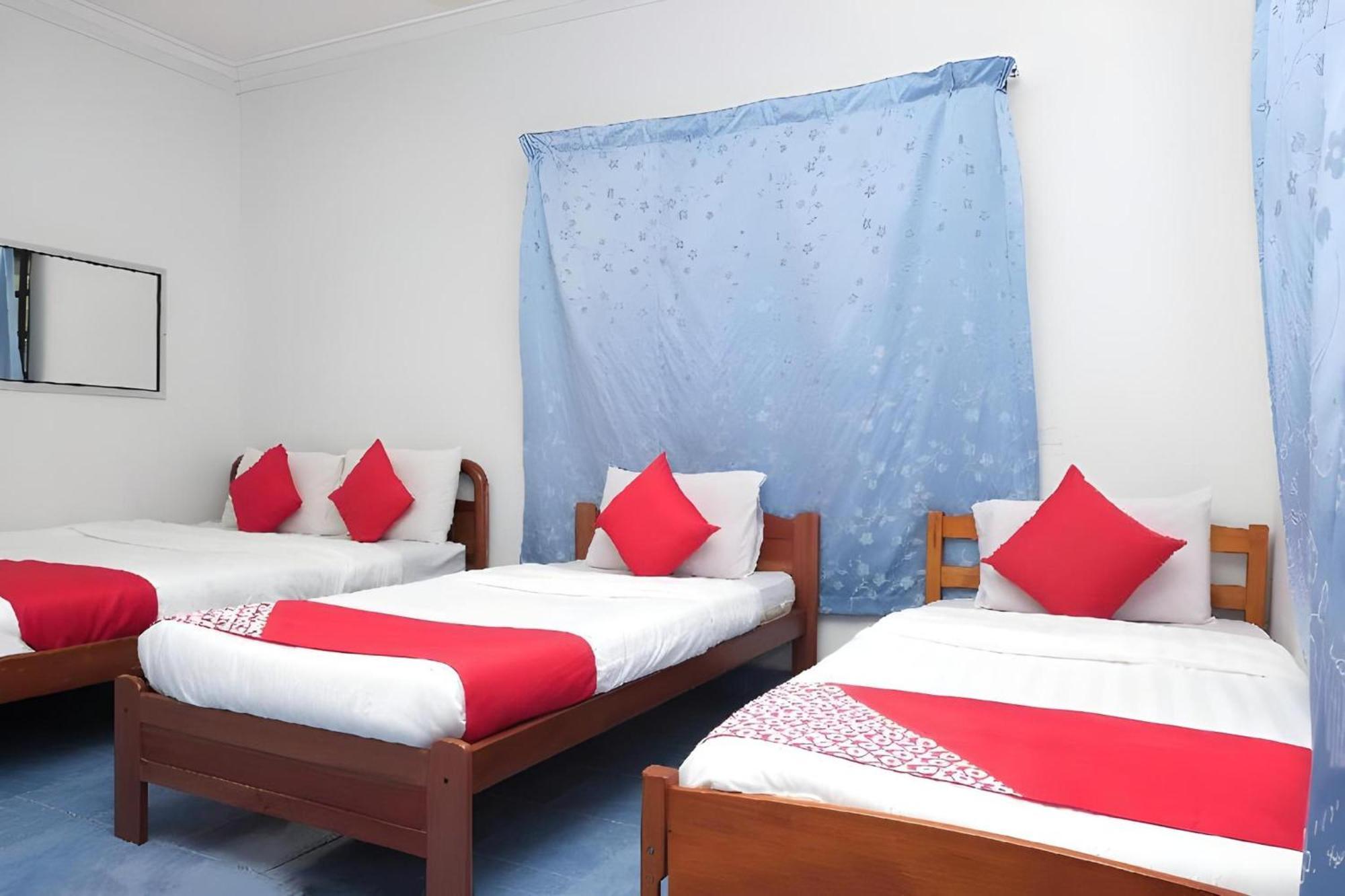 Oyo 90744 Bari Indah Beach Resort Kuala Terengganu Ngoại thất bức ảnh